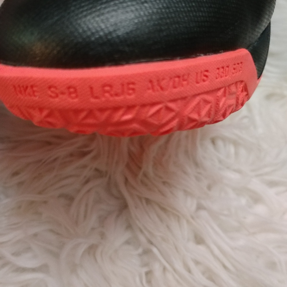 Nike Youth Lebron James Sneakers - Picture 7 of 8